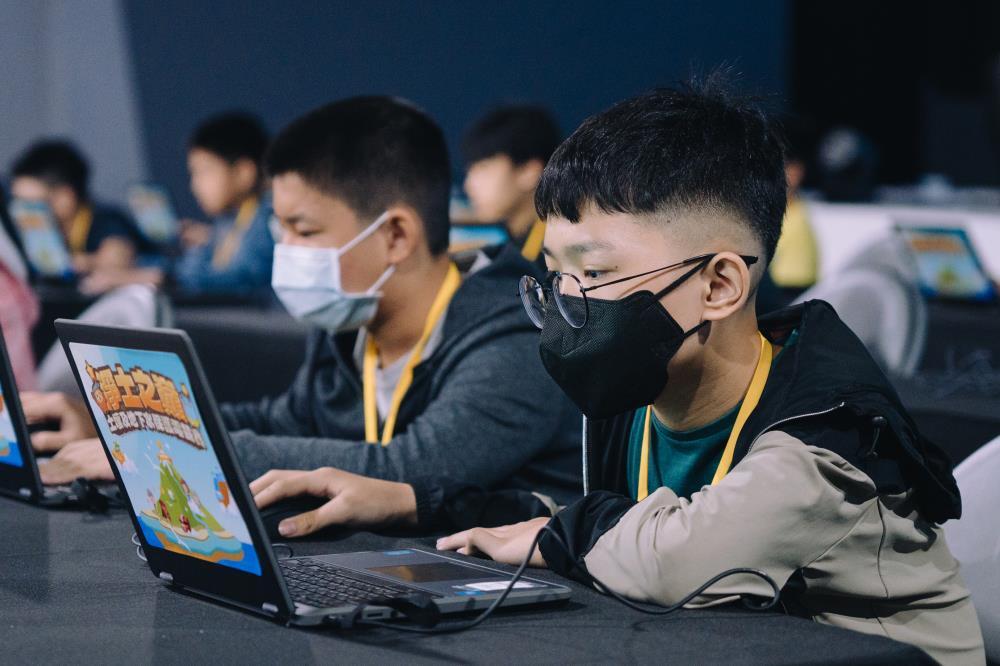 圖4 選手全神貫注爭奪電競賽最高榮耀