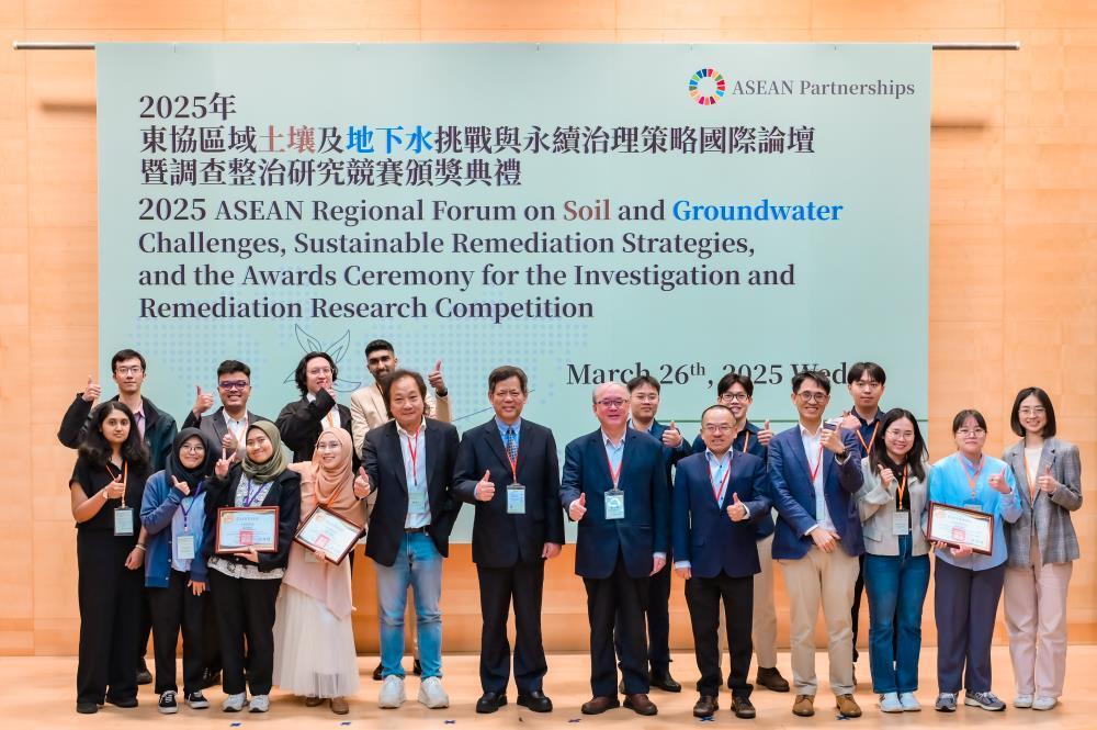 圖5 研究競賽獲獎隊伍與顏旭明署長（左6）、評審及貴賓合影