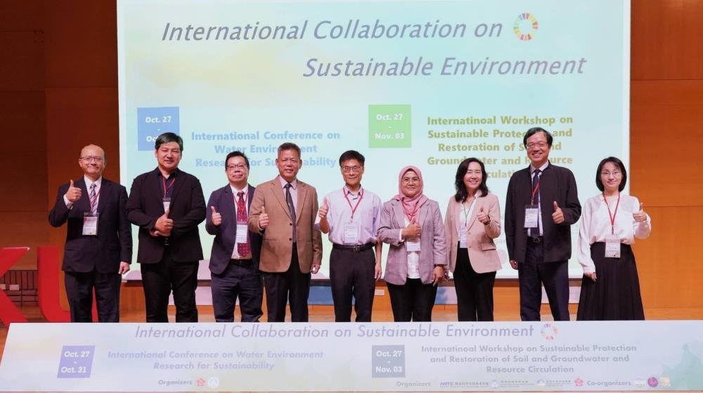 圖2 「2024永續土壤地下水環境保護及資源循環國際工作坊」開幕典禮（顏旭明署長_左4_與貴賓合照）