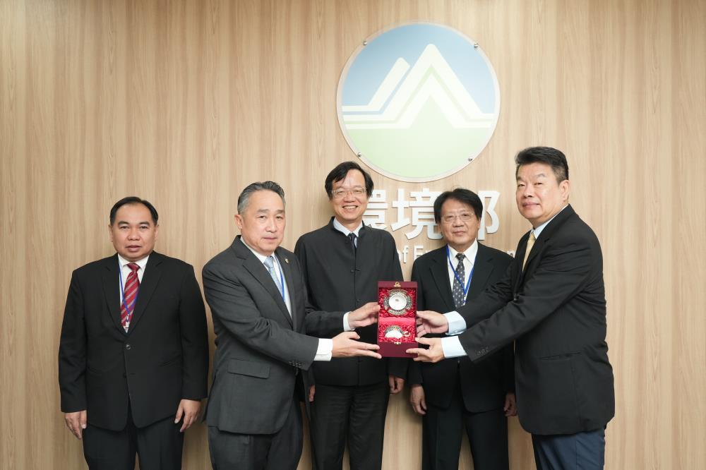 圖1 環管署劉副署長瑞祥（右一）與泰方代表團合影（自然資源與環境部污染防治局及工業部工業運作司代表）