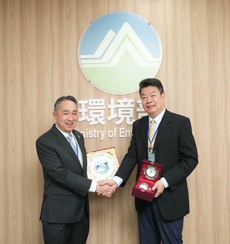 圖2 環管署劉瑞祥副署長（右）與泰國工業部工業運作司團長（左）互贈禮品合影