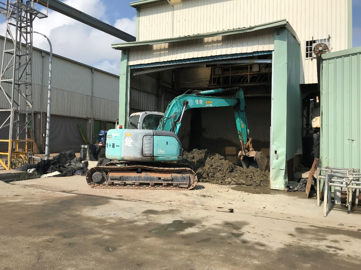 濕處理實廠進行污泥餅移運熱處理實廠前處理區