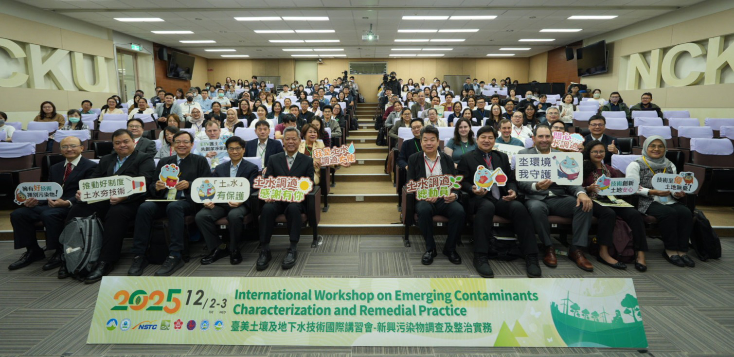 Group photo of all participants. Group photo of all participants.