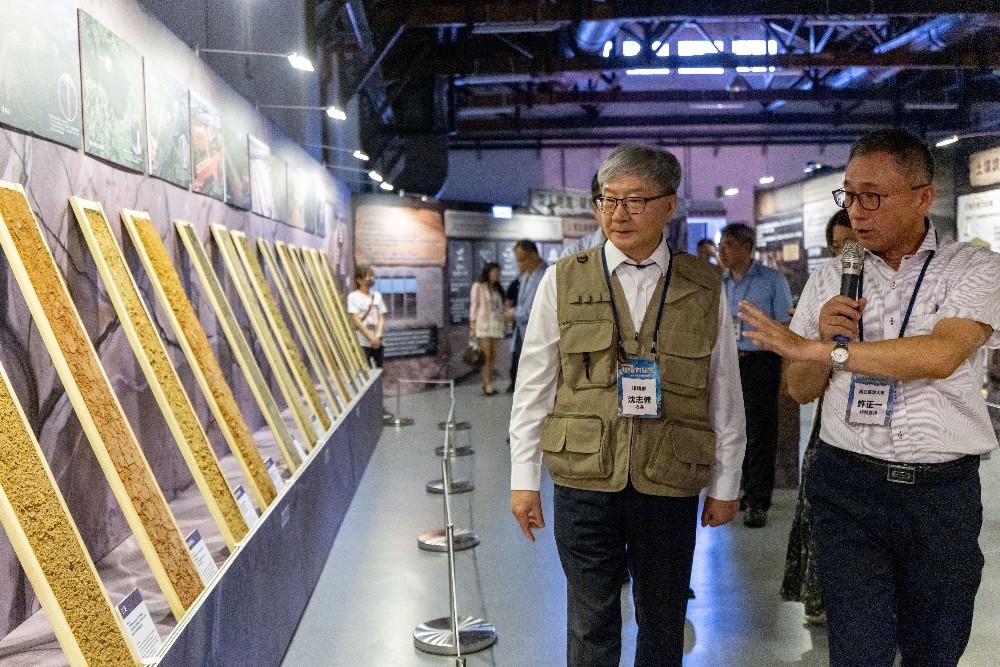 沈志修次長參觀「地底有秘密」展覽